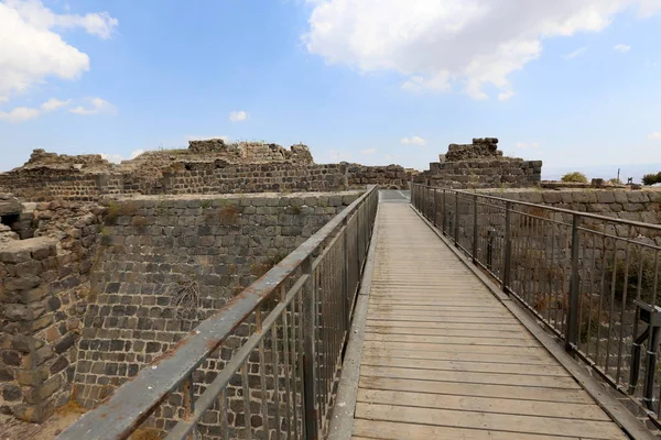 Köprü nehrin üzerinde 