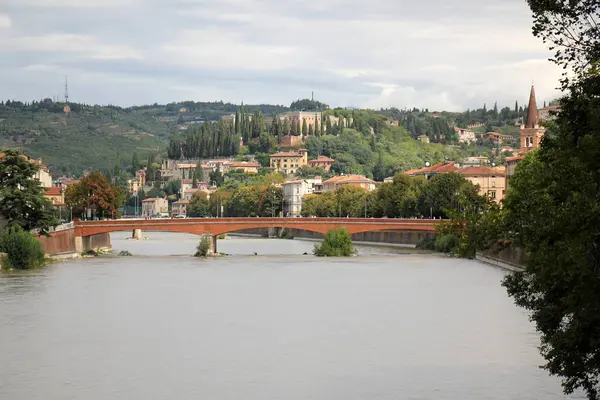 Ponte sul fiume — Foto Stock