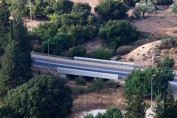 Köprü nehrin üzerinde 