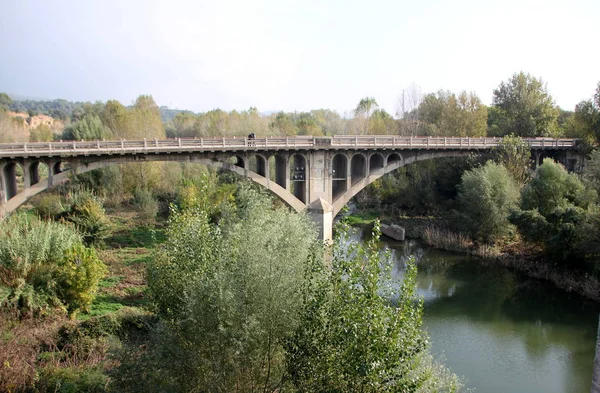 Most nad rzeką — Zdjęcie stockowe