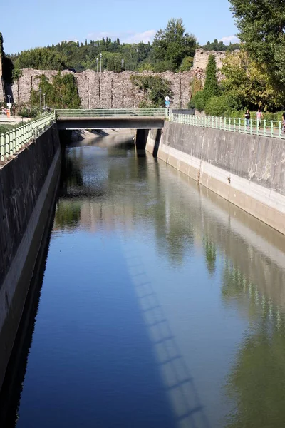 Köprü nehrin üzerinde 