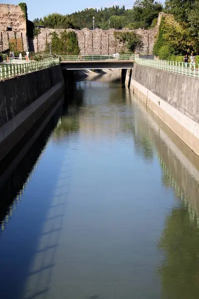 Köprü nehrin üzerinde 