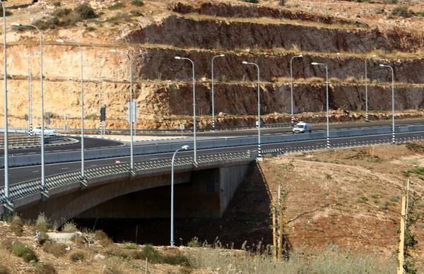 Köprü nehrin üzerinde 