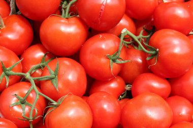Domatesler masada. 