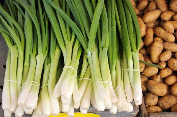 Tezgaha sebze vardır 