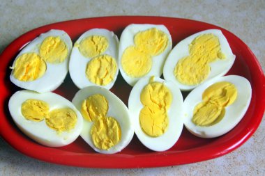 bir tabak salata içinde 