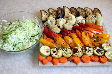 bir tabak salata içinde 