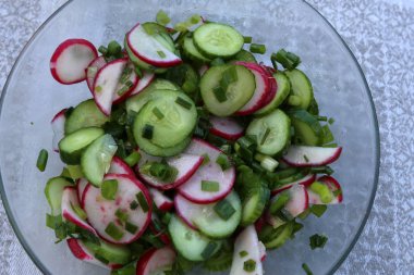 bir tabak salata içinde 