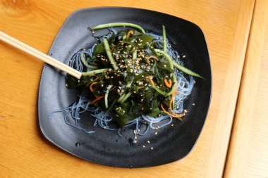 bir tabak salata içinde 