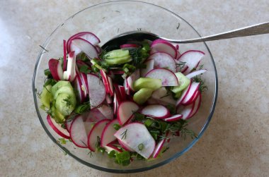 bir tabak salata içinde 