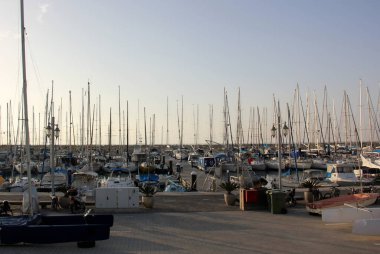 direk bir yelkenli gemide 