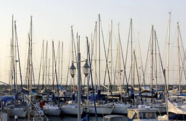 direk bir yelkenli gemide 