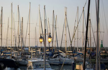 direk bir yelkenli gemide 