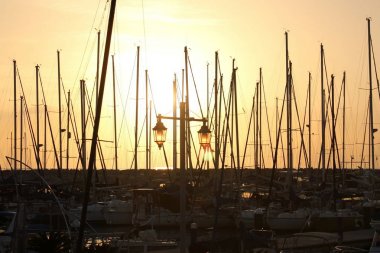 direk bir yelkenli gemide 