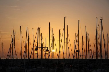 direk bir yelkenli gemide 