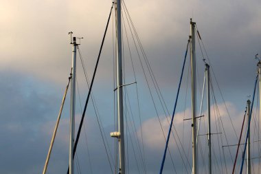 direk bir yelkenli gemide 