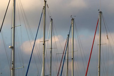 direk bir yelkenli gemide 