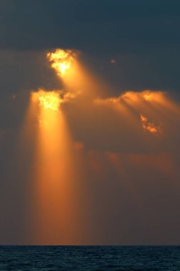 Akdeniz 'de gün batımı 