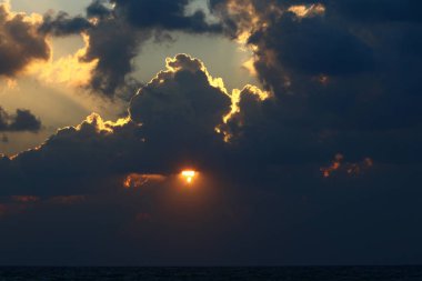 Akdeniz 'de gün batımı 