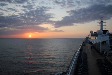 Akdeniz 'de gün batımı 