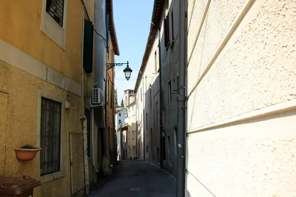 Rua da cidade estreita — Fotografia de Stock