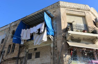 Elbiseleri ipe asmak 