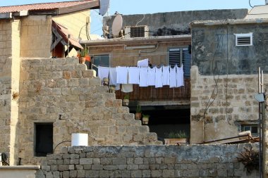 Elbiseleri ipe asmak 