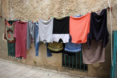 Elbiseleri ipe asmak 