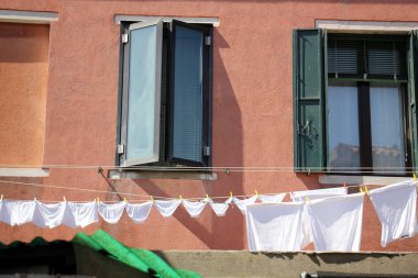 Elbiseleri ipe asmak 