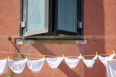 Elbiseleri ipe asmak 