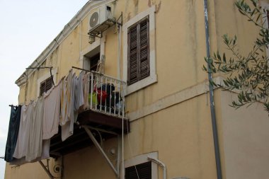 Elbiseleri ipe asmak 