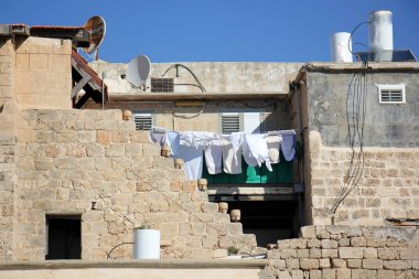 Elbiseleri ipe asmak 