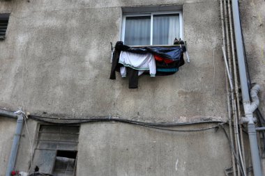 Elbiseleri ipe asmak 