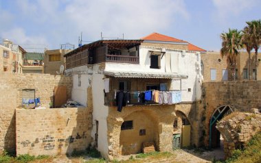 Elbiseleri ipe asmak 