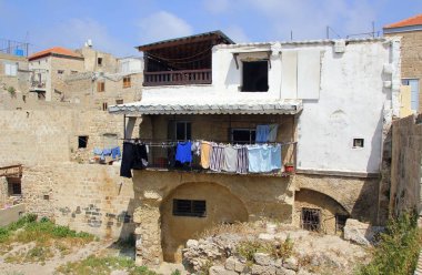 Elbiseleri ipe asmak 