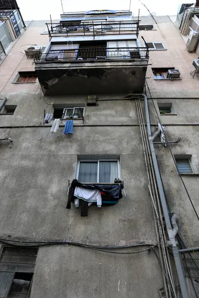 De kleren hangen af van het touw — Stockfoto