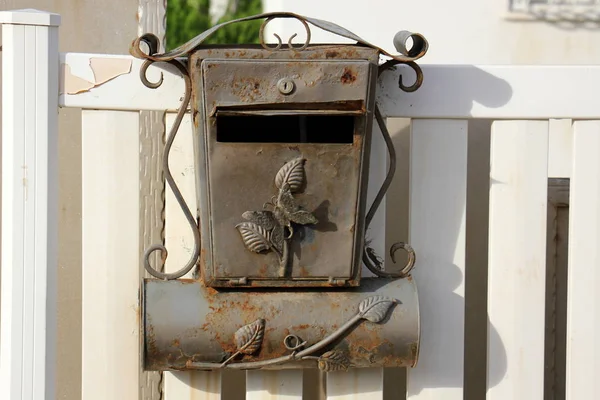 Почтовый ящик на заборе — стоковое фото