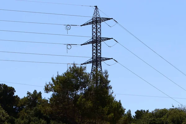 Höga elektriska pole — Stockfoto