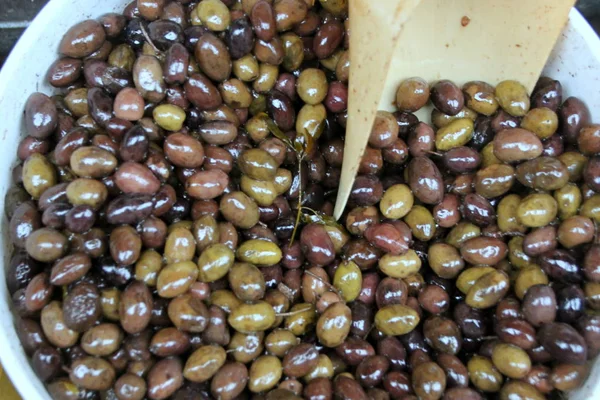 Salted olives in the market — Stock Photo, Image