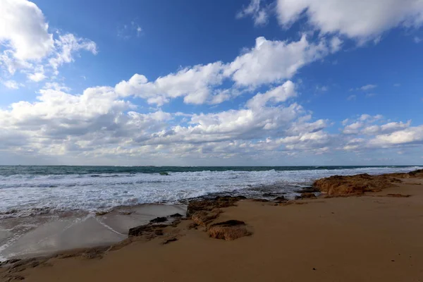 İsrail 'in kuzeyindeki Akdeniz kıyısında. 