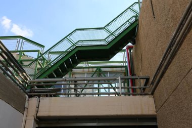 Merdiven adımlar bir dizi oluşur ve aşağı yukarı kaldırmak için hizmet vermektedir 