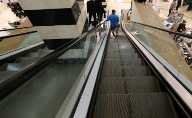 Merdiven adımlar bir dizi oluşur ve aşağı yukarı kaldırmak için hizmet vermektedir 