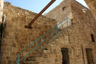 Merdiven adımlar bir dizi oluşur ve aşağı yukarı kaldırmak için hizmet vermektedir 