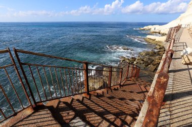 Merdiven adımlar bir dizi oluşur ve aşağı yukarı kaldırmak için hizmet vermektedir 