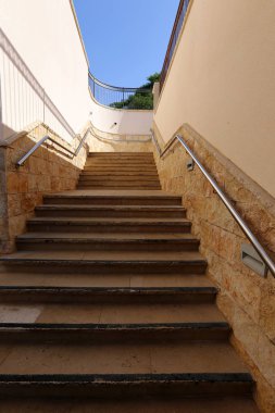Merdiven adımlar bir dizi oluşur ve aşağı yukarı kaldırmak için hizmet vermektedir 