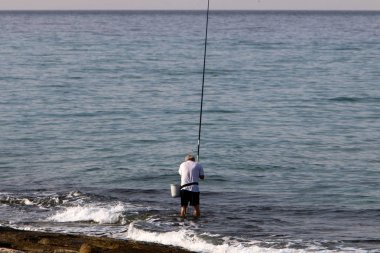 İsrail Akdeniz'in kıyısında oturan adam 