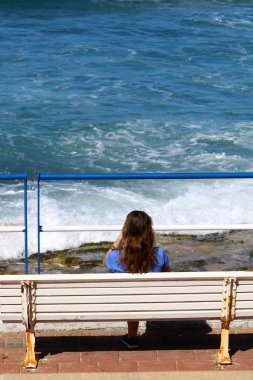 İsrail Akdeniz'in kıyısında oturan adam 