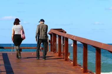 İsrail Akdeniz'in kıyısında oturan adam 