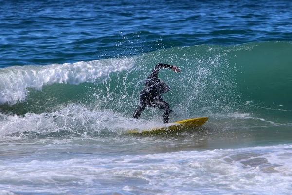 Uomo Che Riposa Sulle Rive Del Mar Mediterraneo Israele — Foto Stock