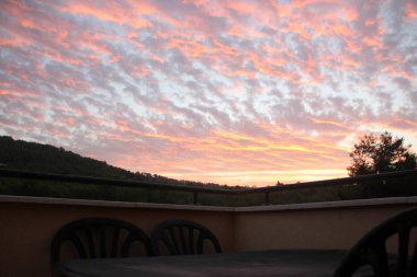 dağ manzaralı balkonda yemek masası  